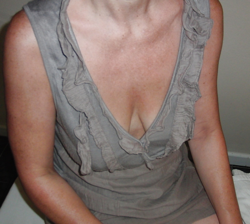 Mature GF shows cleavage, downblouse & nip slip in vacation #27609092