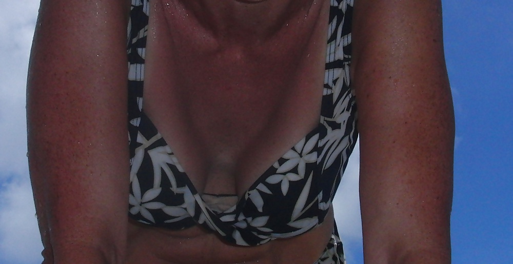 Mature GF shows cleavage, downblouse & nip slip in vacation #27609113