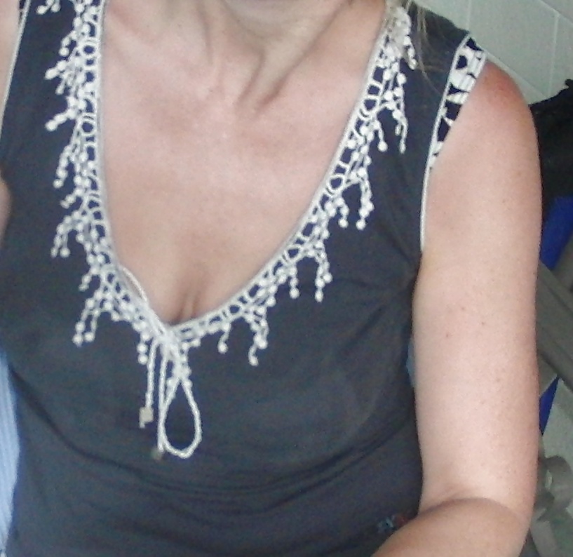 Reifen Gf Zeigt Spaltung, Downblouse & Nip Slip In Urlaub #27609185