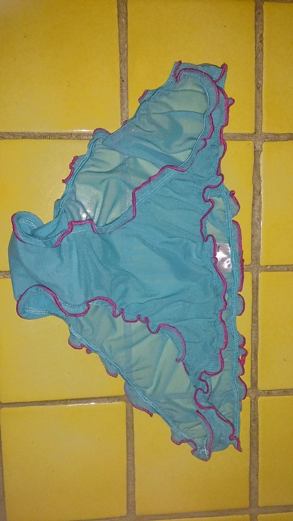 Culottes et string d'une amie
 #33166764