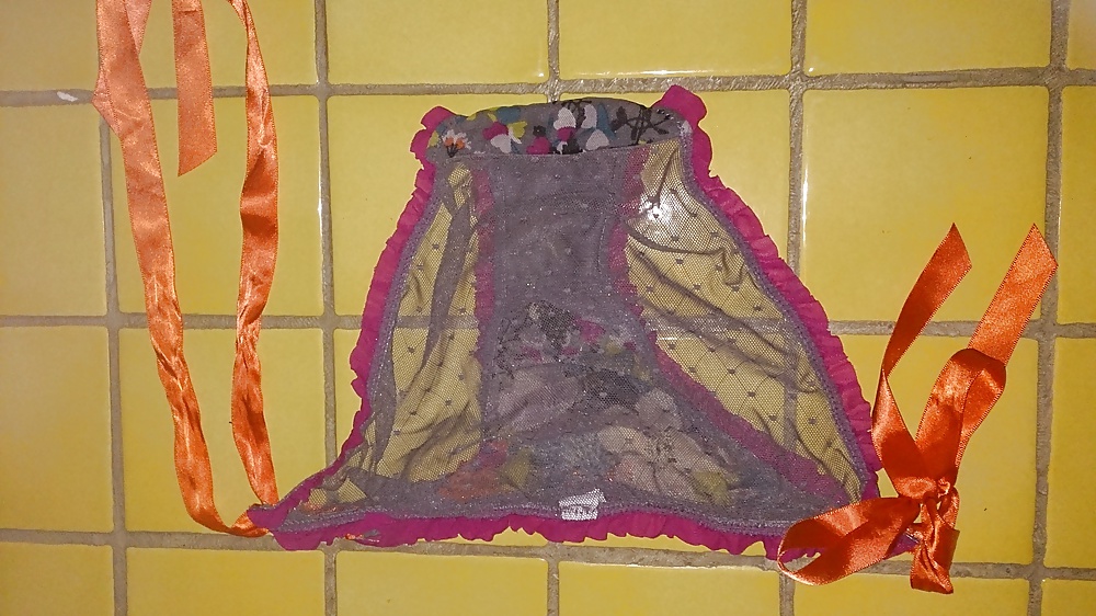 Culottes et string d'une amie
 #33166787