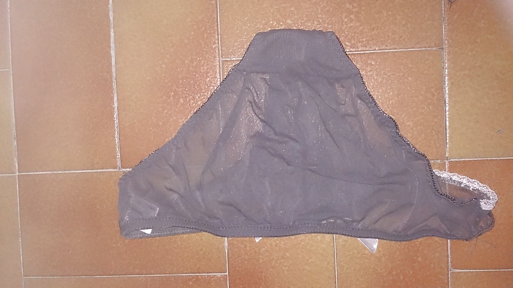Culottes et string d'une amie
 #33166825