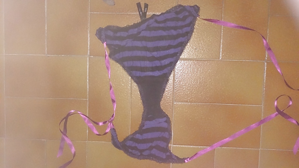 Culottes et string d'une amie
 #33166864