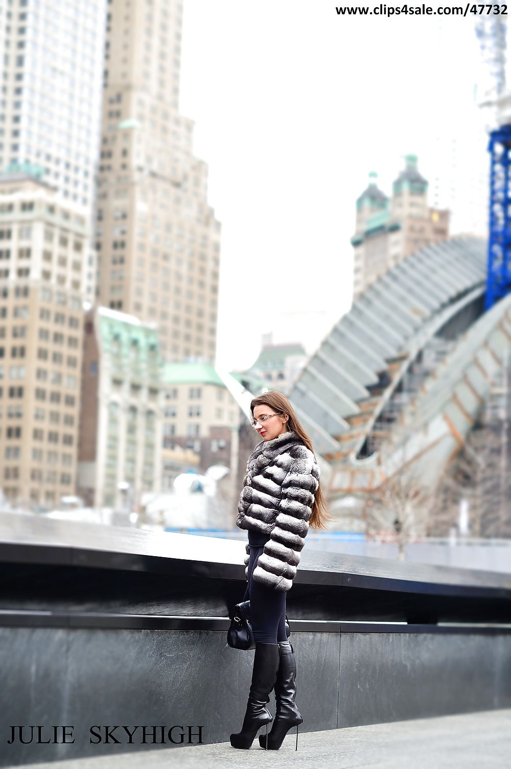 Julie skyhigh in new york in stivali di pelle sexy & pelliccia
 #34884152