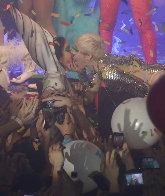 Miley cyrus - celebridad mamada puta en el escenario
 #26124202