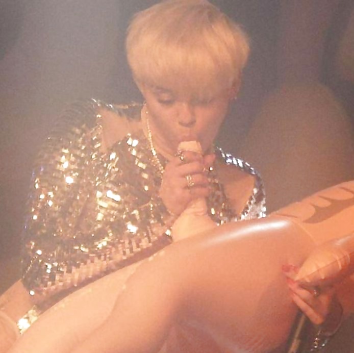 Miley Cyrus - celebrity Blowjob Slut on Stage #26124322