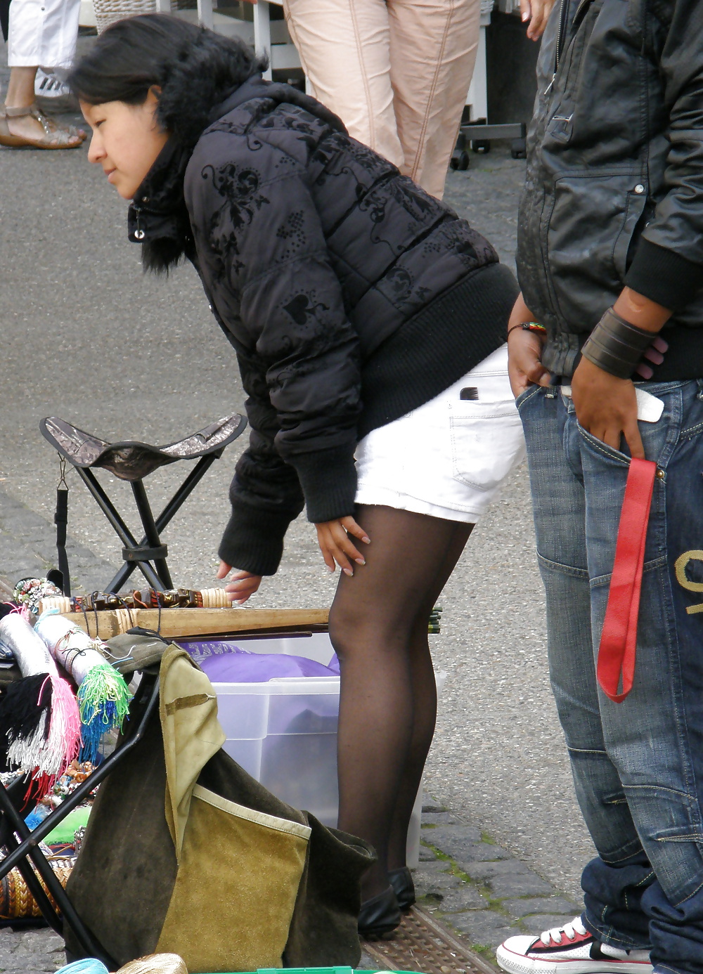 Linda vendedora ambulante sudamericana, usando pantimedias negras
 #32902965
