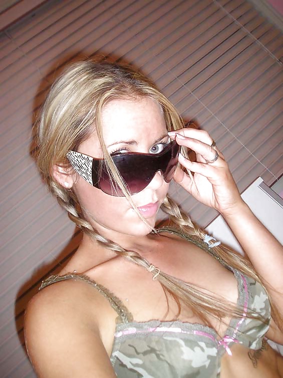 Linda rubia comparte sus tetas
 #22885970