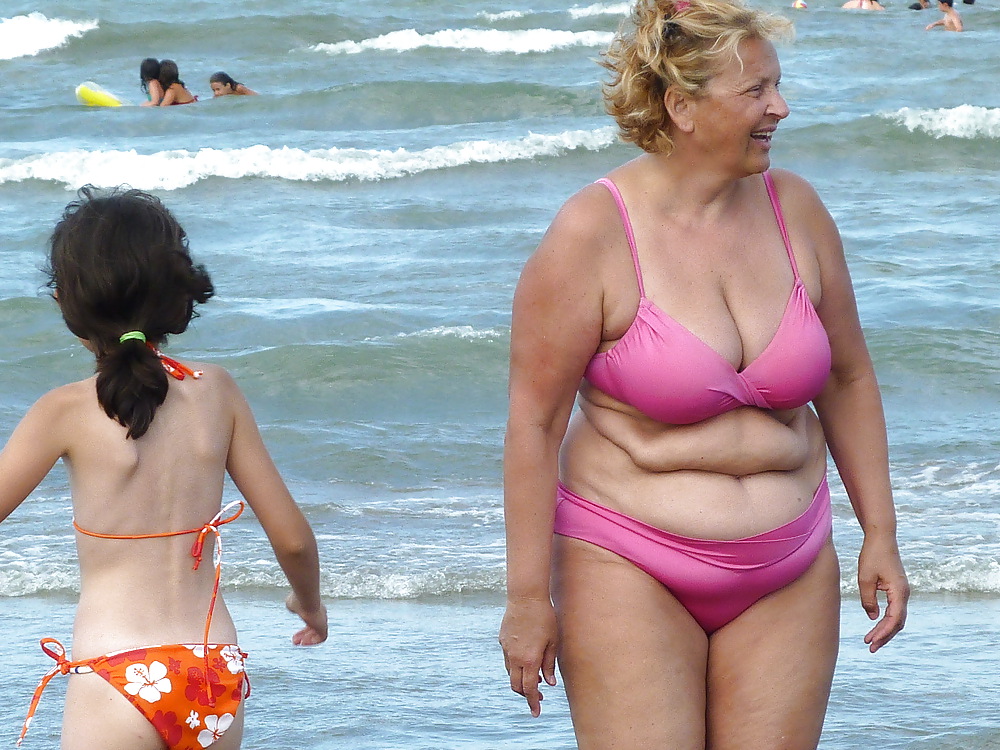 Pechugona abuelita en la playa! mezclado!
 #23003491