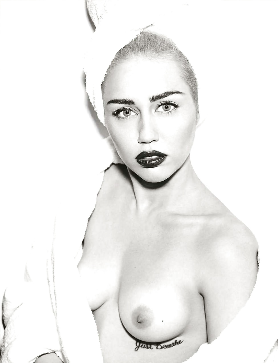 Miley Cyrus che mostra le sue tette
 #34833674