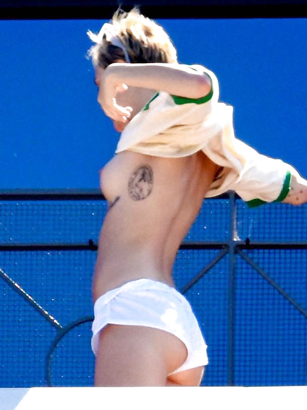 MILEY CYRUS TOPLESS  #32135254