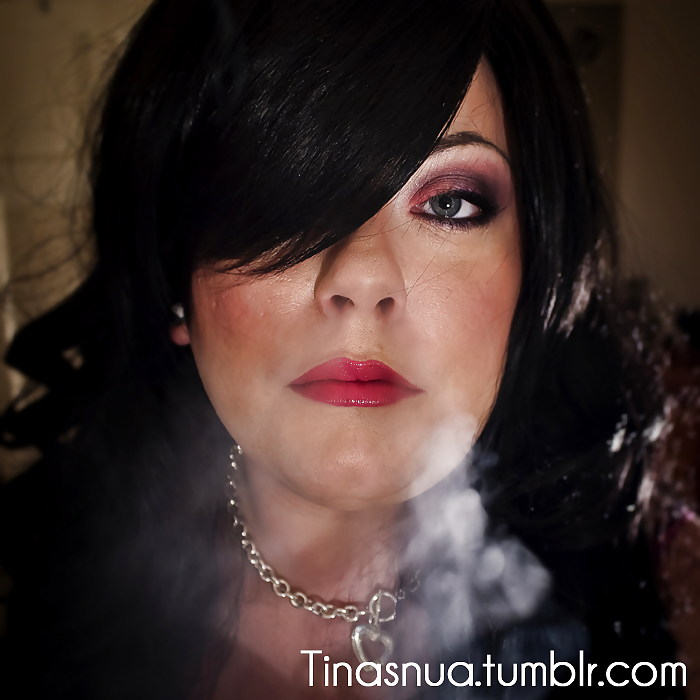 Tina snua fumando cigarrillos en un soporte
 #23680279