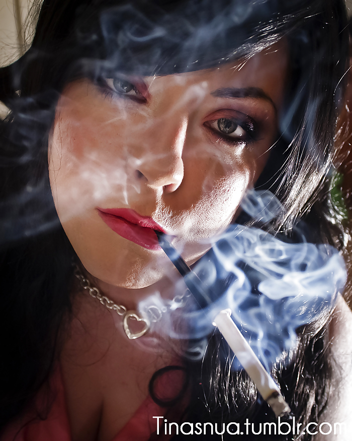 Tina snua fumando cigarrillos en un soporte
 #23680403