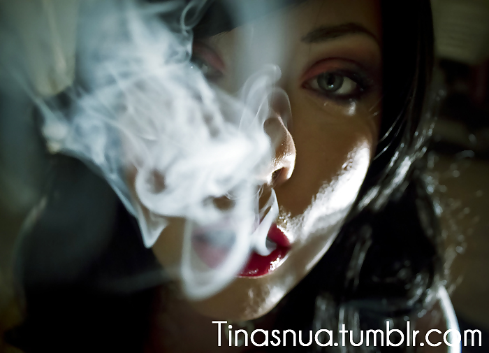 Tina snua fumando cigarrillos en un soporte
 #23680423