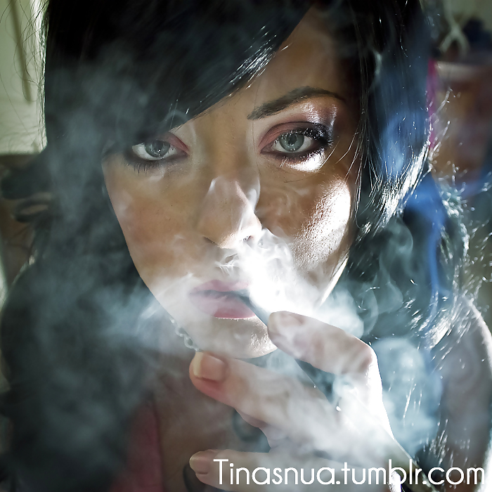 Tina snua fumando cigarrillos en un soporte
 #23680439
