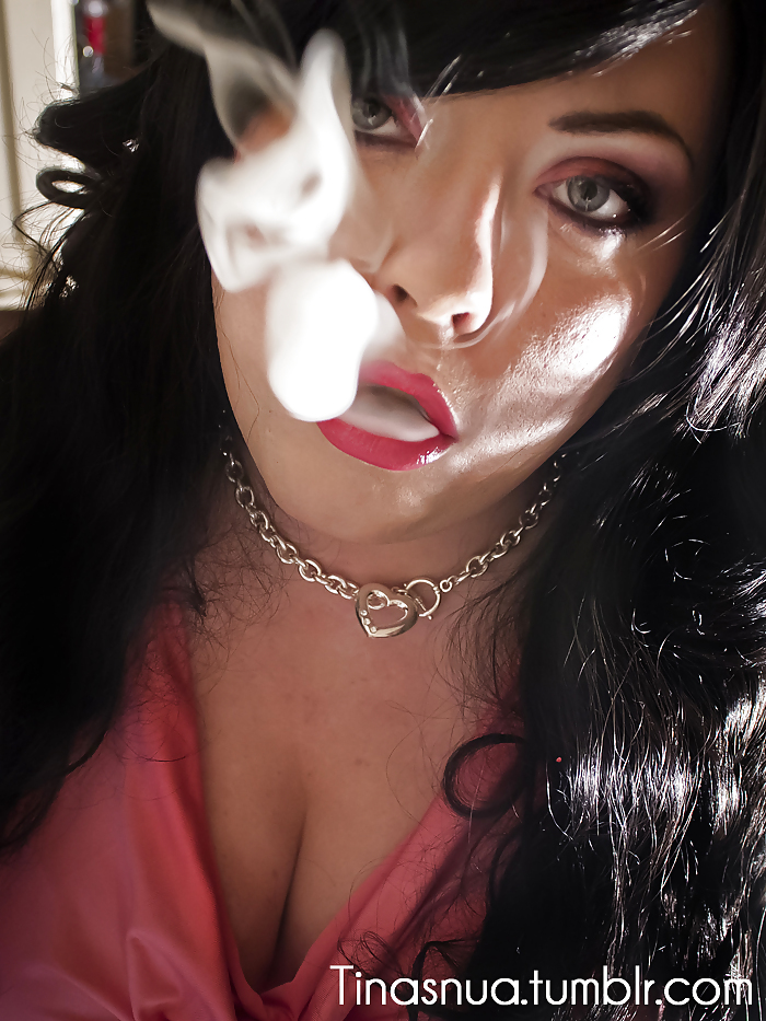 Tina snua fumare sigarette in un supporto
 #23680536