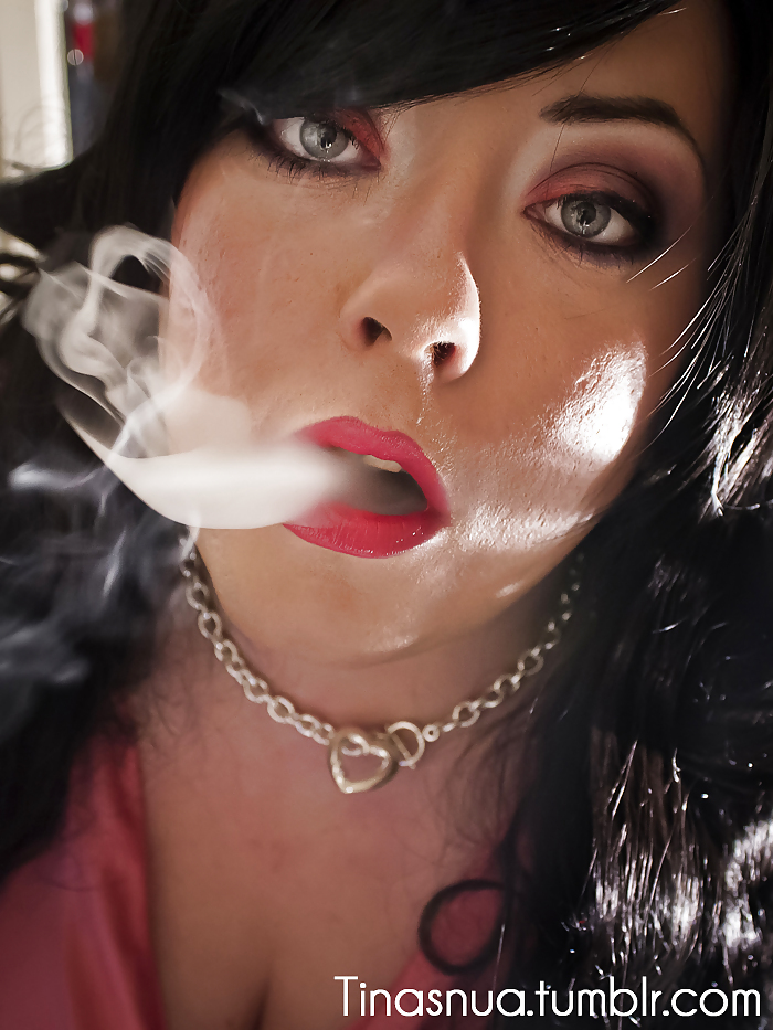 Tina snua fumare sigarette in un supporto
 #23680545