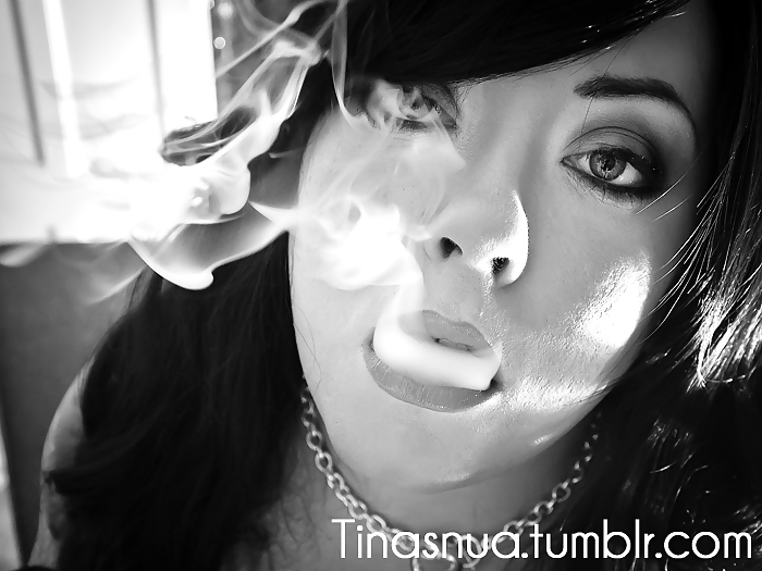 Tina snua fumare sigarette in un supporto
 #23680553