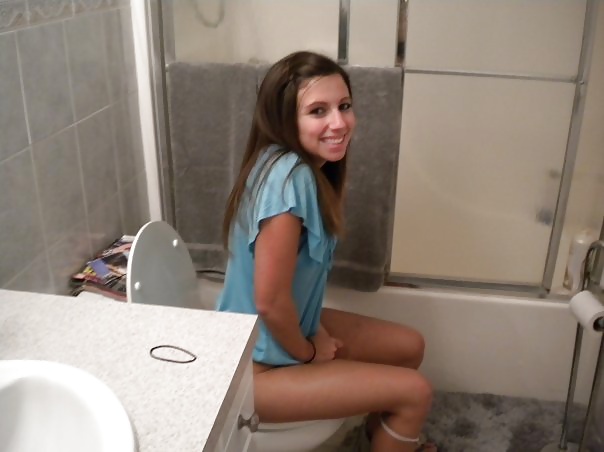 Mädchen Auf Toilette Cought #32715149