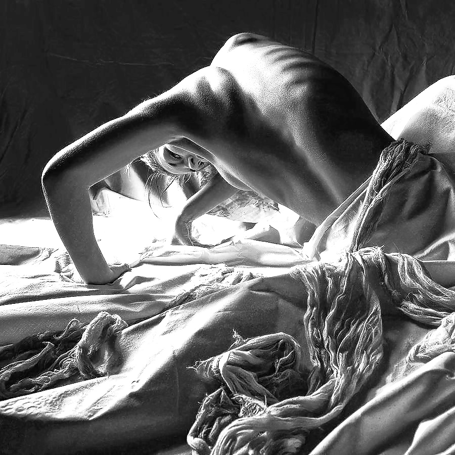 Fotos artísticas y eróticas en blanco y negro
 #25583658