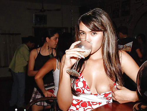 Mujeres salvajes y vino
 #36423445