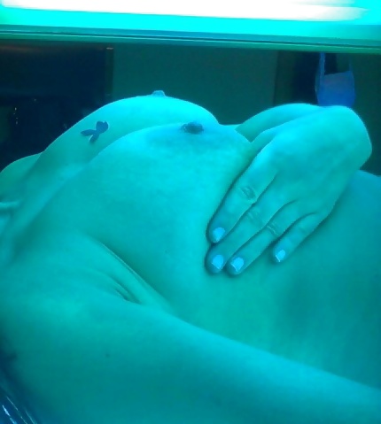 Hot MILF Renee in a Tanning Bed #26550025