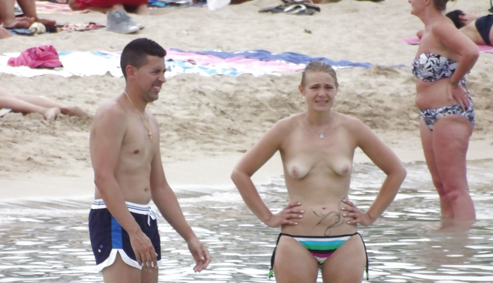 Spiaggia topless 3
 #37522208