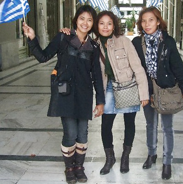 S. e. asiatici nelle strade greche indossando stivali
 #35281800