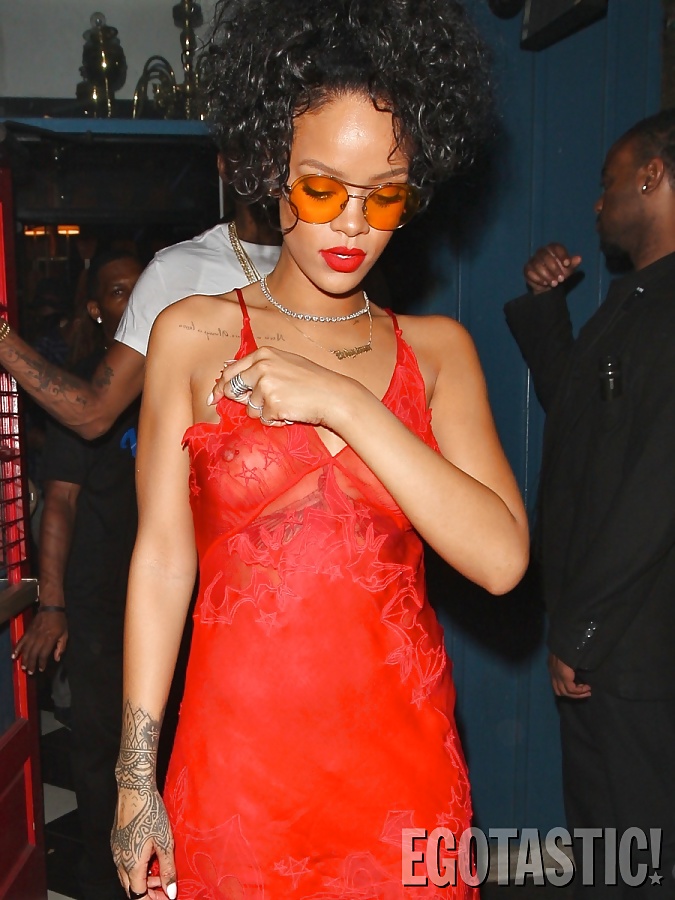 Rihanna Robe Rouge Dans Hourra Henrys Hollywood #29886121