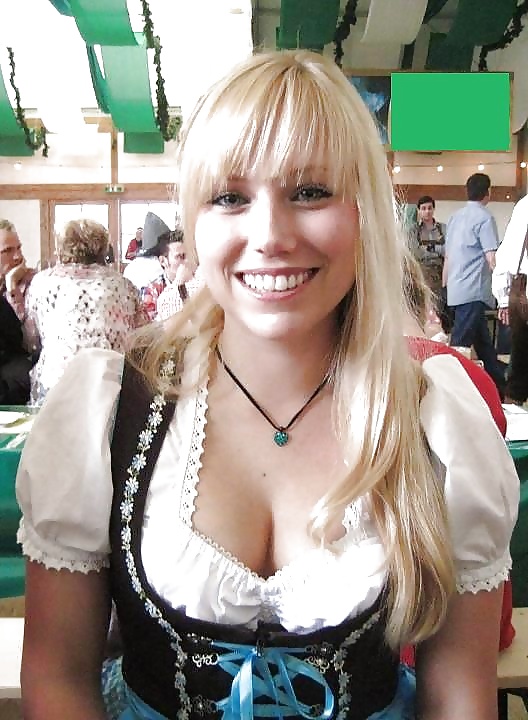 Servir mozas
 #40337463