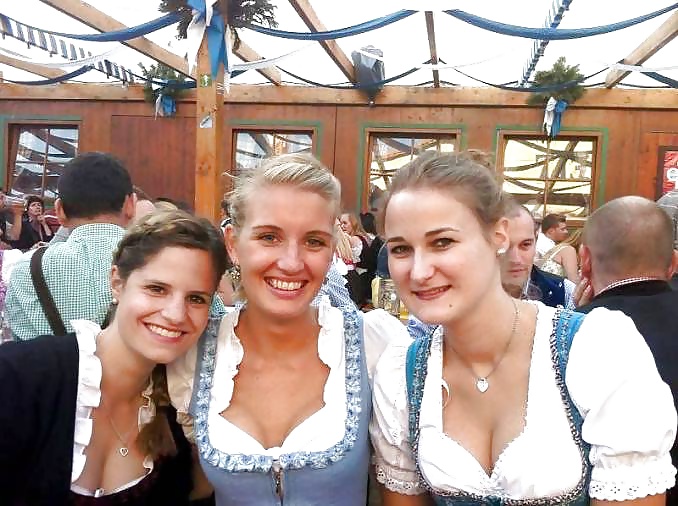 Servir mozas
 #40337472