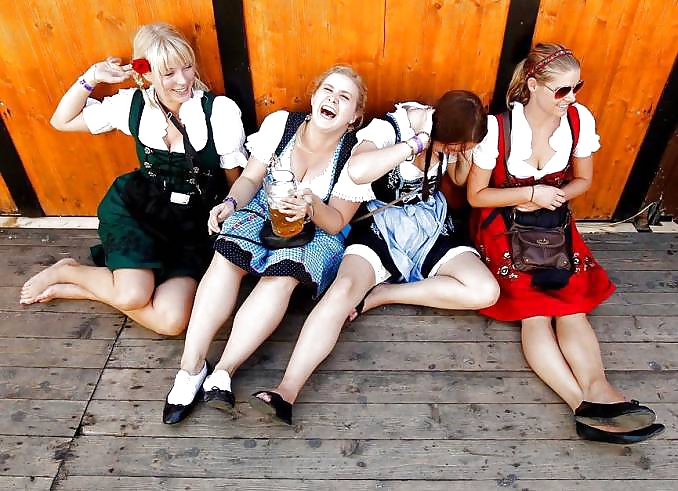 Servir mozas
 #40337612