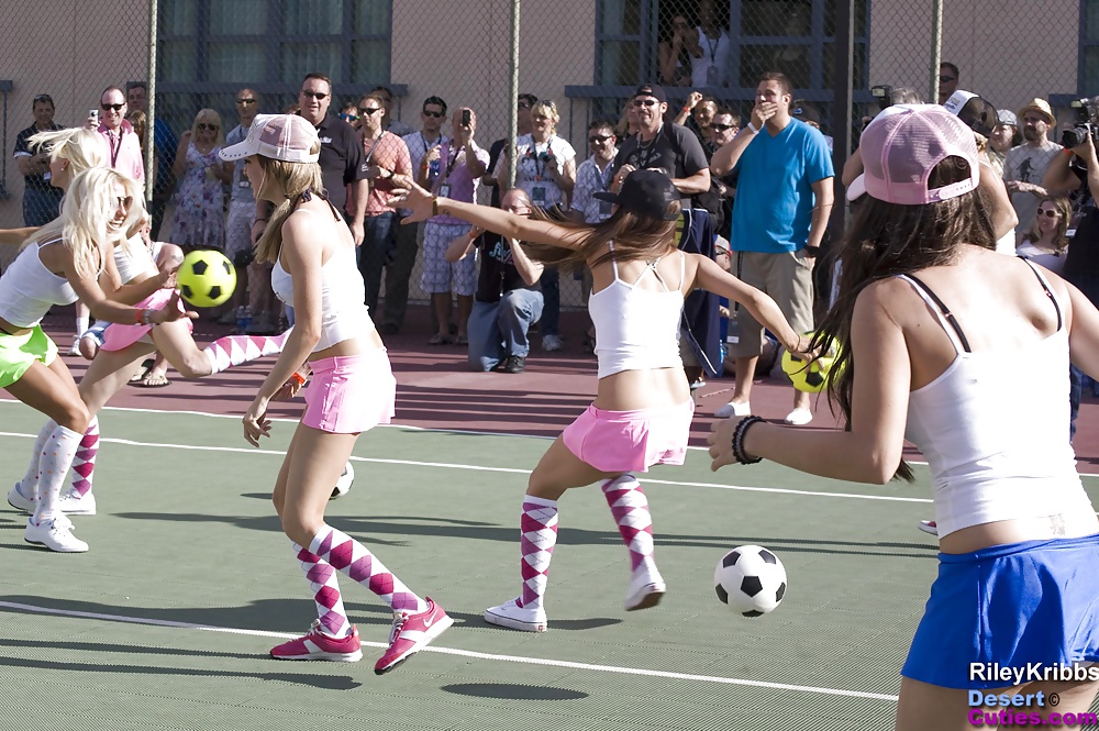 Filles Nues Jouant Dodgeball Extérieur #28414013