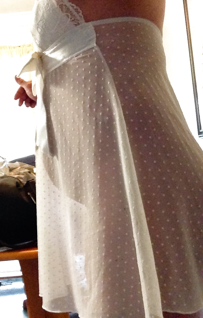 シースルーのドレスを着た妊娠したティーンの尻軽女
 #39918747