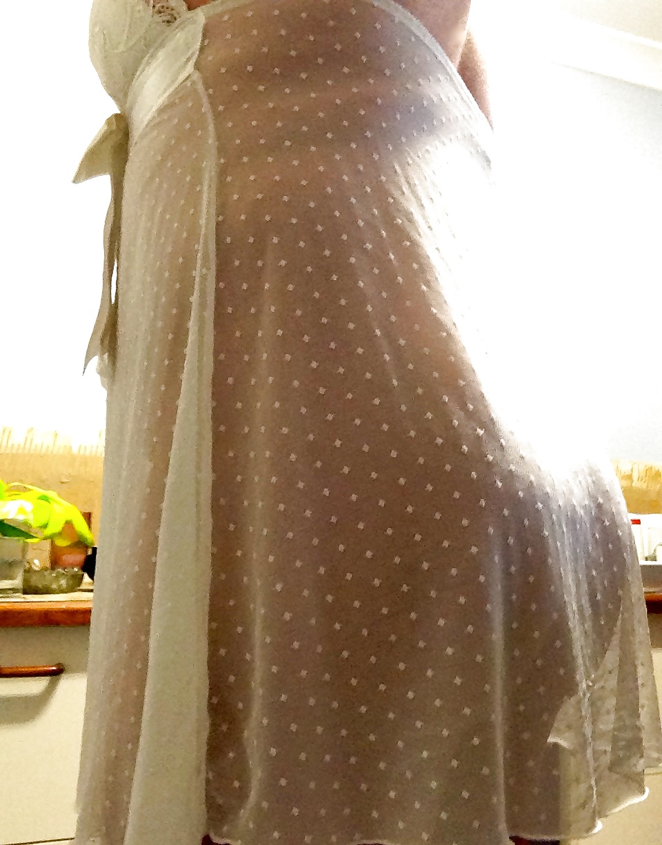 シースルーのドレスを着た妊娠したティーンの尻軽女
 #39918796