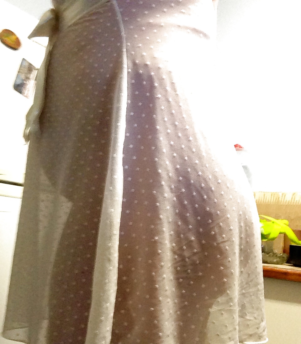 シースルーのドレスを着た妊娠したティーンの尻軽女
 #39918814