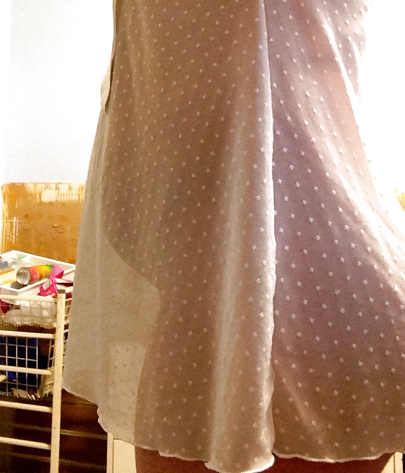 シースルーのドレスを着た妊娠したティーンの尻軽女
 #39918840