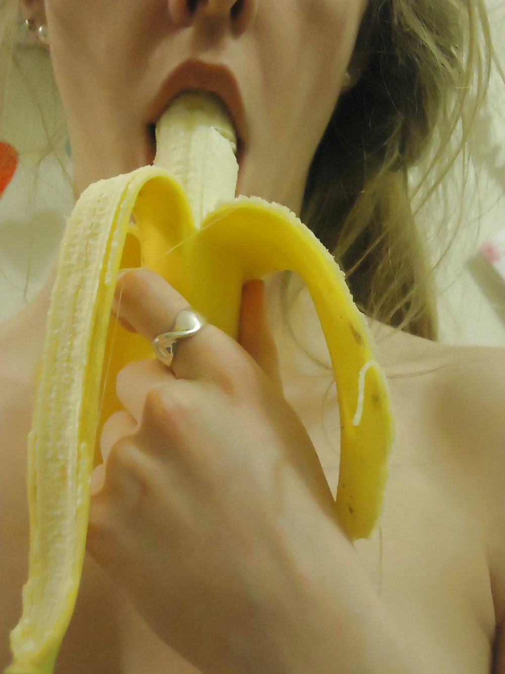 Sexy chica amateur pálido chupa un plátano
 #34429696