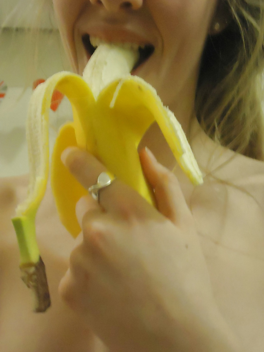 Sexy Pâle Fille Amateur Suce Une Banane #34429750