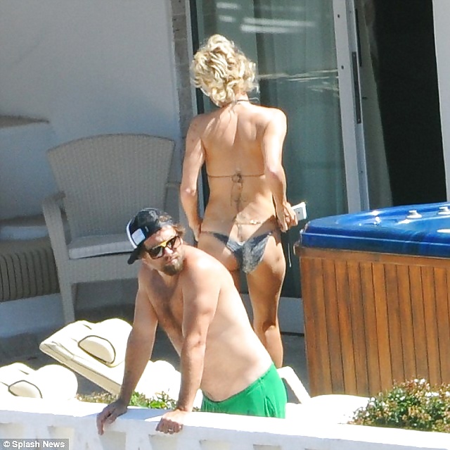 Pamela Anderson Montrant Nu Dans Un Bikini #30204727