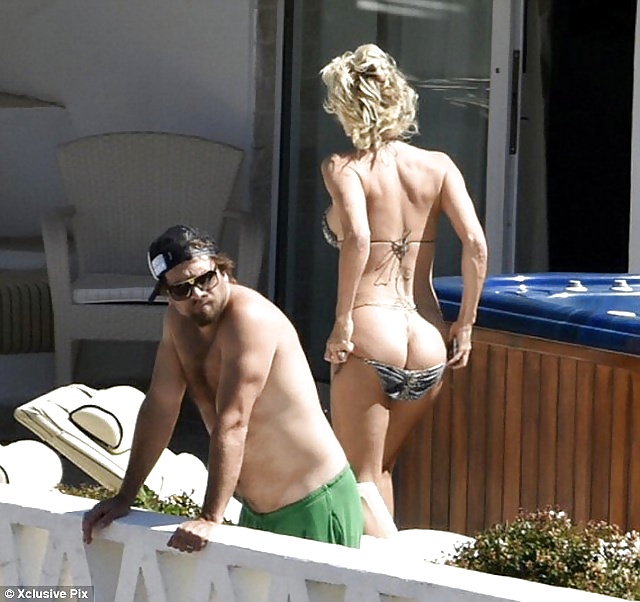 Pamela Anderson Montrant Nu Dans Un Bikini #30204736