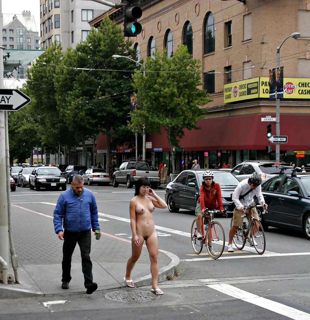 裸で街を歩く
 #26598412
