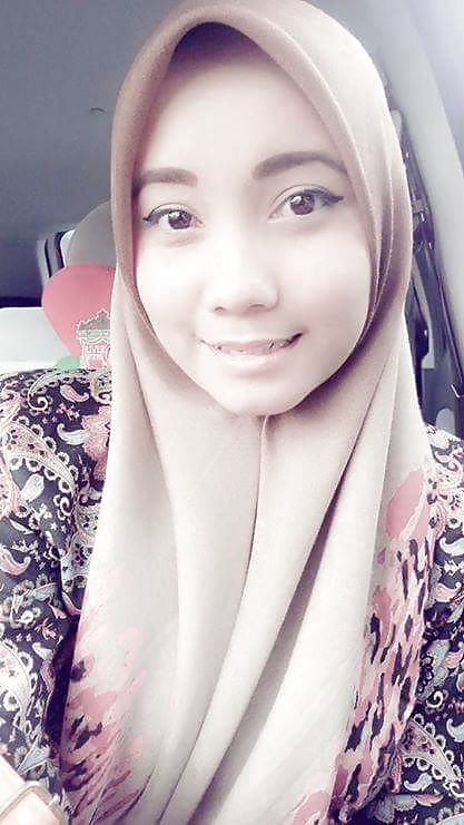 Gadis melayu bertudung
 #39869199