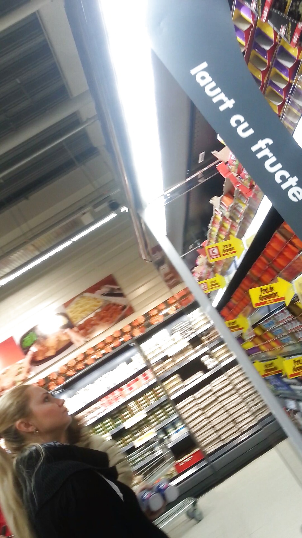 Espion Vieux + Jeunes Femmes Dans Un Supermarché Romanian #31538255