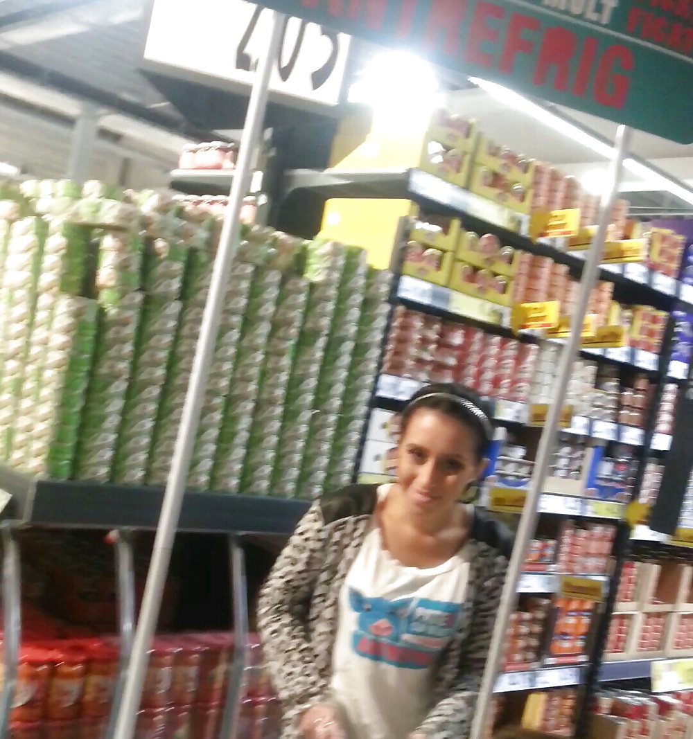 スーパーマーケットにいる老女と若い女のスパイ、ルーマニア人
 #31538257
