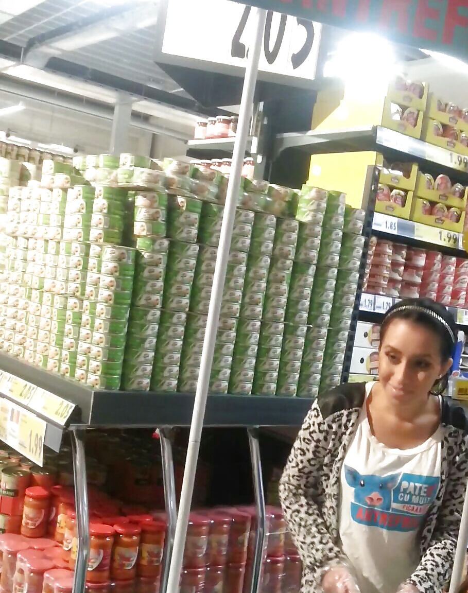 Spy old + giovani donne in supermercato rumeno
 #31538258