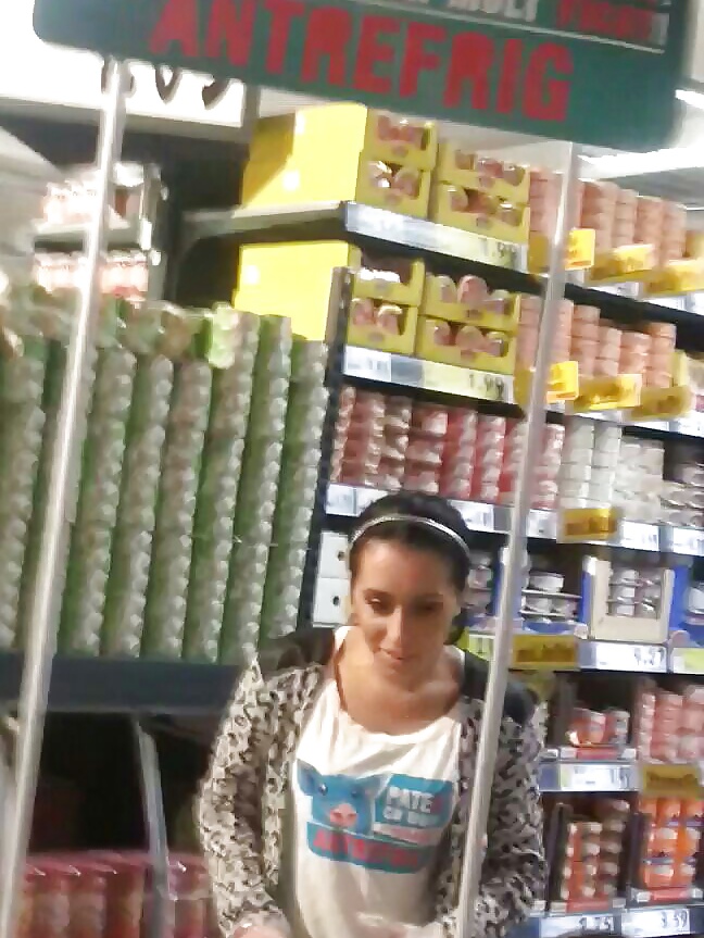 Espion Vieux + Jeunes Femmes Dans Un Supermarché Romanian #31538262