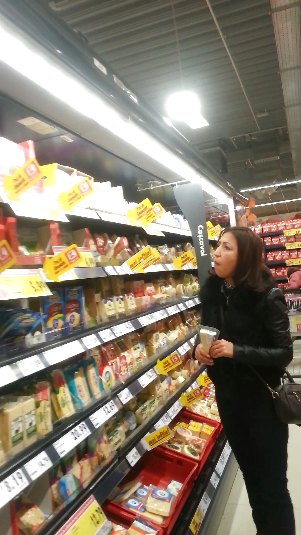 Spy old + giovani donne in supermercato rumeno
 #31538264