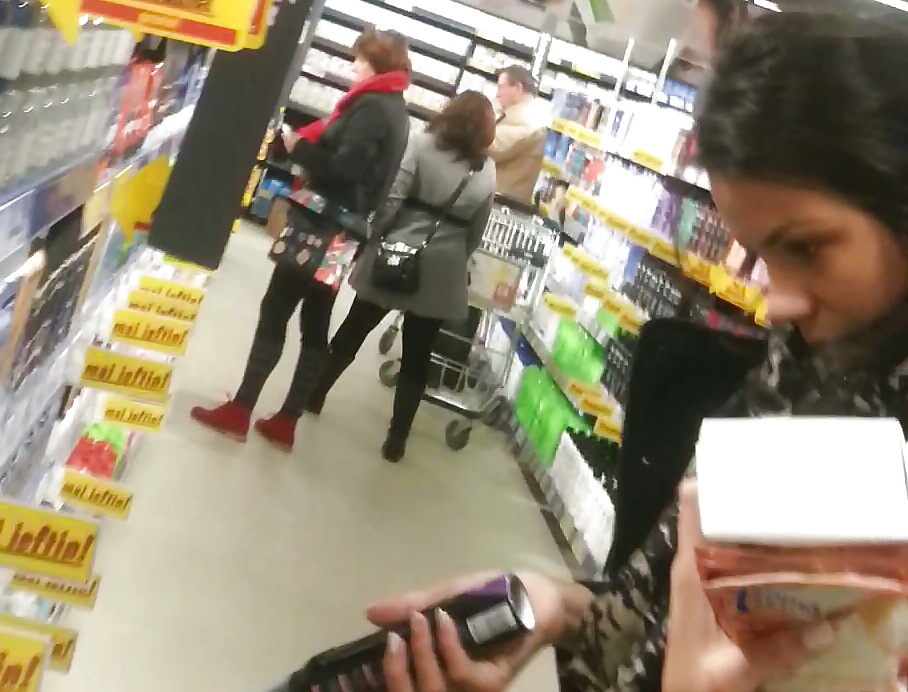 スーパーマーケットにいる老女と若い女のスパイ、ルーマニア人
 #31538283