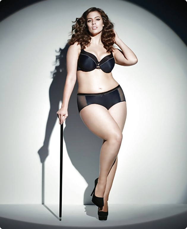 Modelle plus size in lingerie
 #24883698